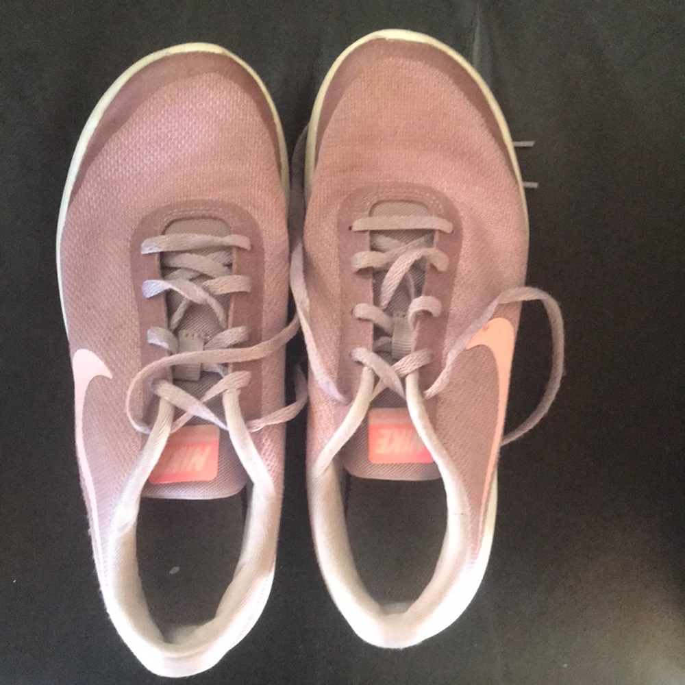 Size 8.5 Women’s Nike flex tennis shoes.